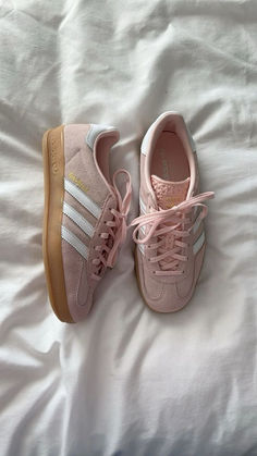 Light Pink Adidas Gazelle, Light Pink Gazelle, Pink Gazzels, Pink Spezial Adidas, School Shoes Ideas, Summer Shoes 2024, Adidas Pink Shoes, Adidas Shoes Pink, Pink Sambas