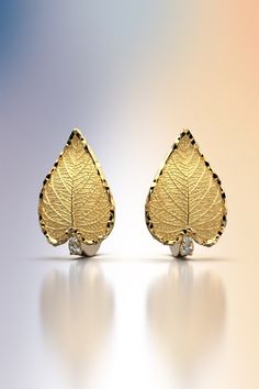 Leaf earrings in 14k or 18k solid gold, nature inspired hoop earrings. Italian jewelry made in Italy with genuine gold and natural diamonds. Leaf earrings crafted in polished and raw gold 18k or 14k. Diamonds 0,06 Cts tw. Gold stud earrings made in Italy 20mm height 14mm large Stone Type: 100% Natural Diamonds Shape: Round Brilliant Carat Weight: approx 0,06 Cts TW Color: G Clarity: VS Cut: Very Good Customizable Materials: 14k solid yellow gold, white gold, rose gold 18k solid yellow gold, whit Raw Gold, Gold Leaf Earrings, 18k Gold Earrings, Large Stone, Italian Jewelry, Nature Inspired Jewelry, Earring Crafts, Gold Stud, Gold Jewellery Design