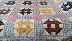 a quilt made to look like it has many different shapes and sizes on the front