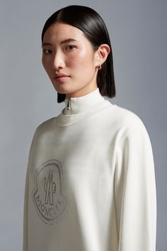 Crafted from the softest cotton jersey, this sweatshirt presents a contemporary take on femininity. The loose fit style is adorned with a crystal logo motif, in a nod to a collection inspired by the concept of light and glimmer. Luxury Crew Neck Tops For Winter, Designer Logo Print Tops For Winter, Designer Winter Tops With Logo Print, Designer Tops With Logo Print For Winter, Luxury White Winter Sweatshirt, Luxury Logo Print Tops For Winter, Luxury Logo Print Winter Tops, Luxury White Long Sleeve Tops, Designer White Sweatshirt With Logo Print