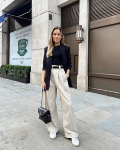 Cream Trousers Outfit, Cream Pants Outfit, Kate Hutchins, Beige Pants Outfit, Wide Leg Trousers Outfit, Beige Hose, Wide Leg Pants Outfit, Winter Pants Outfit, Trouser Outfit