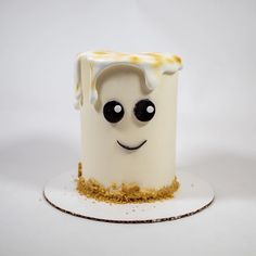 there is a cake that has been made to look like a marshmallow face