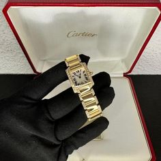 Presentamos el icónico Cartier Tank 2364, un reloj que irradia elegancia y sofisticación atemporales. Elaborado con precisión, este lujoso reloj presenta una elegante caja de oro amarillo de 18 quilates que irradia opulencia en cada mirada. El fondo de caja cerrado garantiza durabilidad, mientras que el cristal de zafiro protege la esfera de arañazos, permitiendo una visión clara del paso del tiempo. El Cartier Tank tiene una rica historia que se remonta a 1917, inspirada en los formidables tanq Cartier Watch Tank, Cartier Tank Mc, Luxurious Watch, Cartier Gold, Cartier Tank Francaise, Cartier Tank, Cartier Watch, Luxury Timepieces, Classy Jewelry