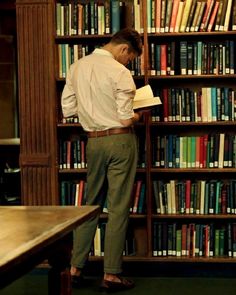 Intellectual Man Aesthetic, Intellectual Aesthetic Man, Intellectual Men, Dead Poets Society, Poses References, Herren Outfit