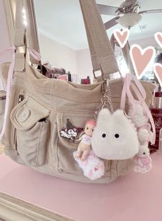 Crossbody Aesthetic, School Bags Aesthetic, Pink Bag Aesthetic, Cute Bags Aesthetic, Bag Decorating Ideas, School Bag Aesthetic, Cute Purses Aesthetic Pink, Mochila Kpop, Aesthetic Purses