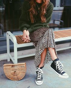 Outfit | Winter | Street style | Knitwear | Leopard skirt | All stars | Converse | Woven bag | Outfit of the day | Inspiration | More on Fashionchick Skirt Diy, Looks Street Style, Winter Skirt, Street Style Winter, Winter Trends, Inspired Outfits, Looks Style, Mode Inspiration