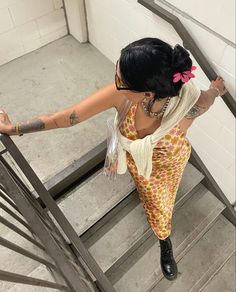 A girl is standing in a stairwell and looking over her shoulder. She is wearing a flowery dress. Photoshoot Location Ideas, Rooftop Photoshoot, Content Inspiration, Studio Photography Poses, Instagram Content, Pic Pose, Fashion Photography Inspiration, Foto Poses, Photoshoot Concept