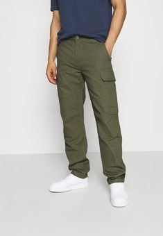 Dickies MILLERVILLE - Cargohose - military green/dunkelgrün - Zalando.de Earthy Aesthetic, Green Olive, Pocket Pattern, Komplette Outfits, Green Man, Cargo Trousers, Fashion Updates, Military Green, Fashion Item