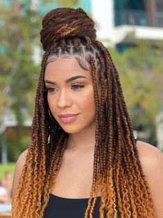 This ombre style transitions from natural roots to rich dark brown tips, offering a subtle yet sophisticated look. Perfect for work, casual outings, or date nights, this style flatters oval and rectangular face shapes. The warm tones pair beautifully with brown or hazel eyes. Beads Cornrows, Island Twist Hairstyle, Island Twist, Brown Tips, Twist Hairstyle, Rectangular Face, Transitional Fashion, Ombre Fashion, Date Nights