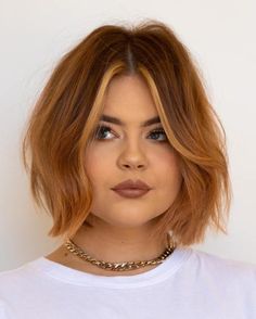 Classy Tousled Bob for Chubby Cheeks Blonde Bob With Bangs, Brushing Hair, Chris Jones, Κούρεμα Bob, Short Hair Cuts For Round Faces, Stacked Bob Haircut, Round Face Shape, Haircut Inspiration, Round Face Haircuts