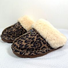 Bearpaw Loki Youth Size 13 Leopard Print Suede Sherpa Fur Lined Slippers Shoes Leopard Print Slippers, Leopard Print Uggs, Leopard Print Christmas, Fluffy Shoes, Animal Slippers, Slippers Shoes, Shoe Print, Slipper Shoes, Loki