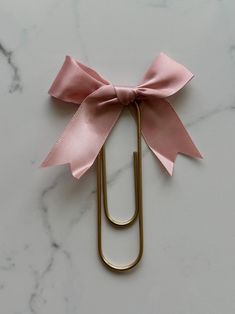 a pink bow on top of a metal clip