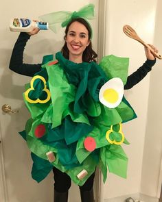 woman holding salad dressing Salad Costume, Salad Caesar, Diy Fantasia, Church Halloween, Makeup Zombie, Halloween Parejas, Green Tissue Paper, Food Costumes, Homemade Halloween Costumes