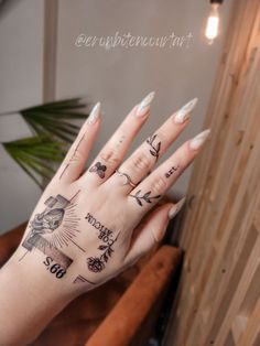 Quais os cuidados com a tatuagem na mão? Tattoo On Side Of Hand For Women, Pinky Tattoos For Women, Unique Finger Tattoos For Women, 27 Tattoo, Hip Thigh Tattoos, Simple Tattoos For Guys, Hand And Finger Tattoos, Cute Hand Tattoos, Neck Tattoos Women