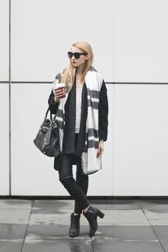 Cool and stilish Street Style with black classical eyewear Girls Attire, Style Inspiration Winter, First Coffee, Fashion Victim, Spring Style, Mode Fashion, How To Look Pretty, Autumn Winter Fashion, Pretty Dresses