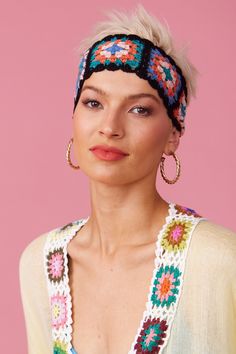 Even from a distance, it is impossible not to recognise the imaginative and colourful style that characterises every Jayley Item has! Take this women's headband to finish off your summer outfit!