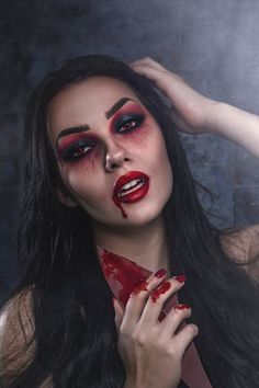 Maquillage Halloween Simple, Vampire Makeup Halloween, Teknik Makeup, Vampire Bites, Vampire Makeup, Horror Makeup, Halloween Vampire, Halloween Makeup Looks, Halloween Make Up