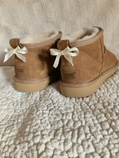 Chocolate Brown Uggs Outfit, Uggs Bow, Aesthetic Uggs, 2025 Energy, Ugg Bow, Bow Ugg, Ultra Mini Uggs, Bow Uggs, Ugg Boots With Bows