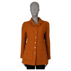 This 100% authentic Chanel houndstooth tweed jacket is crafted from orange wool (99%) and elastane (1%). It features a tailored silhouette with notched lapels, a slit chest pocket, and two front patch pockets for a refined, structured look. The jacket closes with orange acetate and gold-tone CC logo front buttons, adding a signature touch of luxury, and is fully lined in orange silk (100%) for a premium finish. Has been worn and is in excellent vintage condition. 1995 Fall/Winter Measurements Model 95A P05918 V04417 AA197 Tag Size 44 Size L Shoulder Width 41cm (16in) Bust From 92cm (35.9in) Waist From 86cm (33.5in) Hips From 98cm (38.2in) Length 76cm (29.6in) Side Seam Length 49cm (19.1in) Sleeve Length 60cm (23.4in) All our listings include only the listed item unless otherwise specified Chanel Houndstooth, Chanel Orange, Vintage Chanel Bag, Chanel Suit, Chanel Brand, Tuxedo Blazer, Tweed Coat, Classic Blazer, Double Breasted Blazer