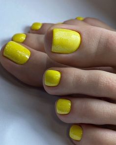 Fall Toe Nail Colors 2024 - 25 Best Ideas for Stunning Autumn Pedicures Neon Yellow Nails, Yellow Nail Art, Yellow Nails Design