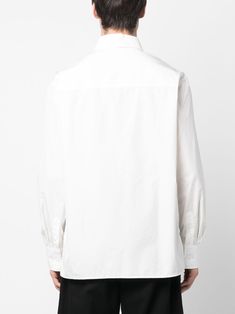 Camicia di cotone a quattro tazze da etudes con bianco sporco, cotone, colletto classico, fissaggio a bottone frontale nascosto, maniche lunghe, polsini abbottonati, quattro tasche a lempe anteriori e orlo dritto.Questo pezzo si adatta alle dimensioni. Ti consigliamo di ottenere le tue dimensioni regolari
Il modello è di 1,84 m / 6 piedi 1 pollici di indossare dimensioni 48 (IT) Latest Fashion Design, Moon Boots, Crossbody Tote Bag, Cotton Long Sleeve Shirt, Blazer Vest, Knitwear Cardigan, T-shirt Polos, Leather Accessories, Jeans Dress