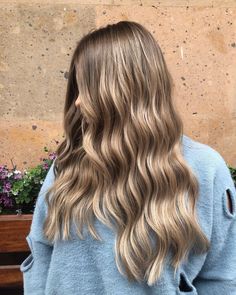 Natural Balayage Highlights, Dark Blonde With Honey Highlights, Almost Blonde Hair, Dark Blonde Balayage, Highlight Ideas, Rambut Brunette, Hair Highlight, Dark Blonde Hair Color, Summer Blonde