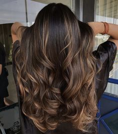 Chic Brunette Hair, Mom Balayage, Brown Highlights On Brown Hair Curly, Brunette Balayage On Black Hair, Haulage Hair, Caramel Hairstyles, Wavy Hair Balayage, Brunettes Balayage, Baylage Hair