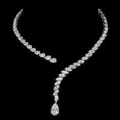 "Wear Your Story: Unique Locket Pins" Pear Shaped Diamond Necklace, خواتم خطوبة, Beautiful Diamond Necklace, Afrikaanse Mode, Diamond Necklace Designs, Diamond Necklace Set, Solitaire Pendant Necklace, Diamond Jewelry Necklace, Expensive Jewelry