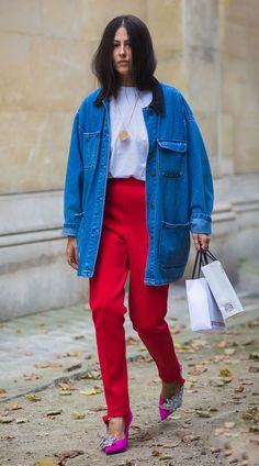 Gilda Ambrosio usa calça vermelha cintura ata, t-shirt branca, bomber jeans oversized e scarpin rosa. Gilda Ambrosio, Street Style Inspiration, T Shirt Branca, Red Trousers, Cool Winter, Street Style 2017, Winter Trends, Street Style Chic