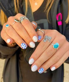 East Coast Nails, Nail Designs Neutral Colors, Cool Nail Inspo 2024 Summer, Short Almond Gel Nails, Round Nails Short, Fun Beach Nails, Hk Nails, Beach Gel Nails, Realistic Nails