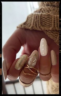 Class Nail Design, Neutral Festive Nails, Holiday Nails Christmas, December Nails, Christmas Gel Nails, Nails 2023, Festival Nails, Neutral Nails