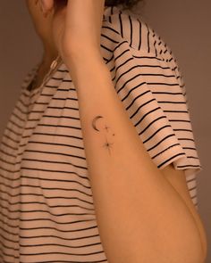 Tattoo tatuaje tattooed ink tattooidea #tattoo #tattooideas #tattooart #tattoogirl #tatuajes #tatuajeschiquitos #tatuajeminimalista #tatuagem #tatuaggio #tatuagensfemininasdelicadas #inkdrawing #inked #lettering luna lua moon star estrellas destellos Moonchild Tattoo Ideas, Start Tattoo, Luna Tattoo, Small Girly Tattoos, Persian Calligraphy, Tattoo Feminina, Girly Tattoos, Get A Tattoo, I Tattoo