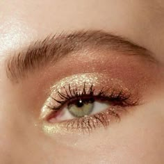 Prom Eye Shadow, Glowy Shimmery Makeup, Gold Eye Shadow Makeup, Summer Evening Makeup, Smoky Gold Eye Makeup, Green Eye Eyeshadow, Glowy Eye Makeup, Shimmery Makeup Looks, Evening Makeup Looks