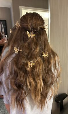 Butterflies In Hair Aesthetic, Fearless Hairstyles, Eras Hair, Eras Tour Hair, Airy Hair, Fairy Beauty, Eras Tour 2023, 2023 Hair, Look Festival