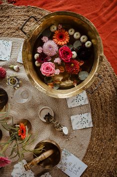 ATELIER EVJF Altar Ideas Sacred Space, Womens Circle, Women Circle, Meditation Studio, Woman Singing, Sacred Circle, Moon Dance