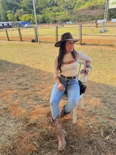 Brown Cowboy Boot Outfits, Cowgirl Style Outfits Rodeo, Looks Cowgirl, Ootd Vaquero, Cowboy Outfits For Women, Country Chic Outfits, Foto Cowgirl, Outfit Botas, Casual Country Outfits