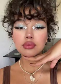 #follow #makeuplooks #makeup #beautyblog #lashes #blogging #blog #blogger Glass Animals Concert Makeup, Summer Aesthetic Makeup, Preshower Makeup Ideas, K Pop Makeup Looks, Makeup Trends 2024, Chunky Glitter Eye Makeup, Unique Makeup Ideas Creative, Makeup Looks Fun