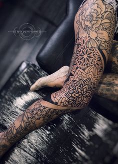 Ig @efkatattoostudio Geo Tattoos For Women, Mandala Knee Tattoos Women, Tattoo Leg Woman, Mandala Leg Sleeve, Calves Tattoo, Simple Tattoos For Women, Floral Thigh Tattoos, Geometric Mandala Tattoo