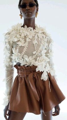 #fashion #look #fashionista #fashionstylist #looks  #moda #estilo #tendencia #tendenciasdemoda #style Coktail Dress, Applique Blouse, Conceptual Fashion, Women's Shoes Accessories, Moda Vintage, Women's Handbags, Fashion Week Street Style, Luxury Vintage