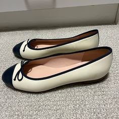 Gorgeous Classic Shoe. Size 7.5. Cream Almond Toe Ballet Flats For Work, Casual Cream Ballet Flats, Chic Cream Round Toe Ballet Flats, Casual Cream Ballet Flats With Almond Toe, Cream Closed Toe Ballet Flats For Work, White Ballet Flats For Workwear, White Ballet Flats For Work, Spring Cream Ballet Flats For Workwear, Casual Cream Almond Toe Ballet Flats