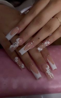 Simple Acrylic Nails With 3d Flower, White French Tip With 3d Flowers, White Acrylic Nails 3d Flowers, Medium French Tip Acrylic Nails With 3d Flowers, Tapered Square Nails 3d Flowers, White Nail Inspo Acrylic, Sns Nails Colors, Cute Simple Nails