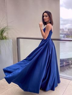 A-Line/Elegante applique Spalline sottili Raso senza maniche a terra A – misshow.com Princess Sleeves, Elegant Prom Dresses, Floor Length Dresses, Long Prom Dress, Lace Applique, Bride Dress, Special Occasion Dresses, Occasion Dresses, Mother Of The Bride