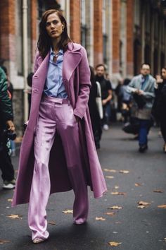 7 Ítems Que Todas Las Chicas Fashion Están Usando Sin Parar | Cut & Paste – Blog de Moda Aymeline Valade, Purple Suit, Cool Winter, Purple Pants, Street Style Inspiration, 가을 패션, Look Casual, Street Chic, Mode Inspiration