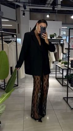 Lace Pants Outfit, Black Lace Pants, Party Outfits Night, Fall Ootd, Fest Outfits, Chique Outfits, Lace Pants, Looks Party, Eve Outfit