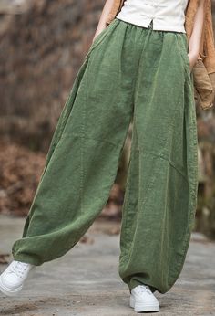 Step into summer in style with our Retro Green Linen Bloomers. Crafted by The Best Tailor, these elastic waist wide-leg pants are designed to elevate your summer wardrobe effortlessly. Key Features: Made from a premium blend of linen and cotton for ultimate comfort Elastic waistband for a flexible and comfortable fit (waist size: 60-90cm/23-35) Tapered silhouette with wide legs for a retro and stylish vibe Available in timeless colors including beige, green, black, and army green Lightweight and Baggy Pants Women, Loose Linen Pants, Summer Linen Pants, Linen Harem Pants, Moon Fashion, Summer Linen, Wide Leg Linen Pants, Summer Pants, Baggy Pants