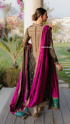 Suits Indian, Afghan Jewelry, Butterfly Wallpaper Iphone, Stitching Ideas, Beautiful Prints, Pakistani Fancy Dresses, Eid Dresses, Top Wedding Dresses, Trendy Fashion Tops