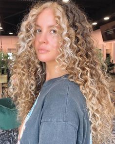 Trendy Hairstyles For Curly Hair, Short Pixie Haircuts For Women, Hair Shag, Shag Hairstyle, 3 Hairstyles, Pixie Haircuts For Women, 2017 Hair Trends, Dyed Curly Hair, Highlights Curly Hair