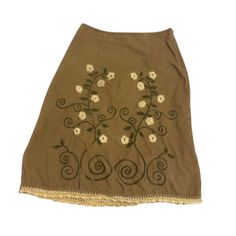 Amazing vintage y2k /morikei skirt! In a gorgeous brown corduroy with floral embroidery and the sweetest crocheted lace on the hem. I love this but it didn't really work for me. Fits a xs-s, I have a 25" waist and it fits low waisted on me. Skirt Embroidery Ideas, Embroidery Skirts, Mha Clothes, Embroidered Corduroy, Embroidery Skirt, Crocheted Lace, Fire Fits, Brown Skirts, Embroidered Skirt