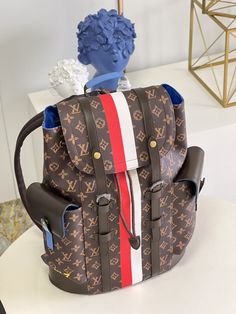 Louis vuitton Christopher MM Monogram For Men, Men’s Bags, Men’s Backpacks 17.3in/44cm LV M59662 Rep 1:1 Size: 38 x 44 x 21 cm / 15 x 17.3 x 8.3 inches (Length x Height x Width) Made from coated canvas, the Christopher MM backpack has a Monogram pattern treated slightly irregularly for a vintage feel while neon touches on the trim and lining bring modernity, all part of Virgil Abloh’s exploration of opposites in the Trunk L’Œil capsule collection. Textile lining Gold-color hardware F Mm Monogram, Monogram Pattern, Virgil Abloh, Evening Clutch Bag, Vuitton Bag, Men's Backpack, Press Studs, Tote Backpack, Brunei