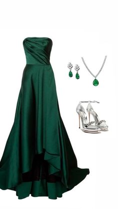 Green Dress Ball Gowns, Kpop Formal Outfit, Emerald Green Dress Aesthetic, Elegant Green Dress, Elegant Green Dresses, Modest Street Fashion, Green Gowns, Emerald Gown, Street Fashion Inspiration